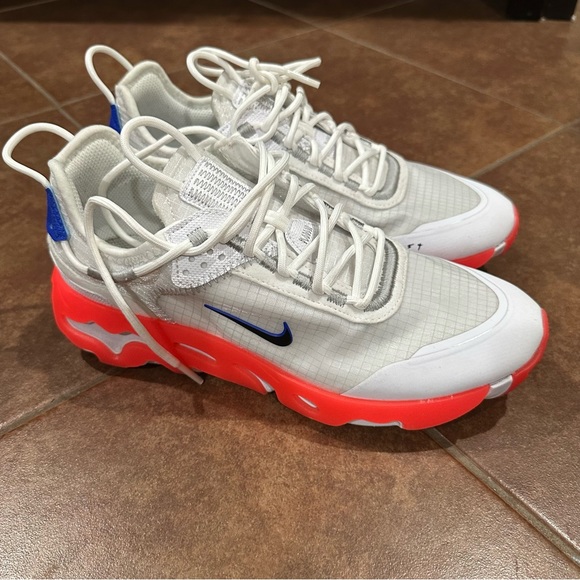 womens nike react live